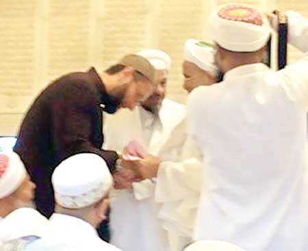 فرقہ بواہیر کے روحانی پیشوا سے بیرسٹر اویسی کی ملاقات اور پرسہ